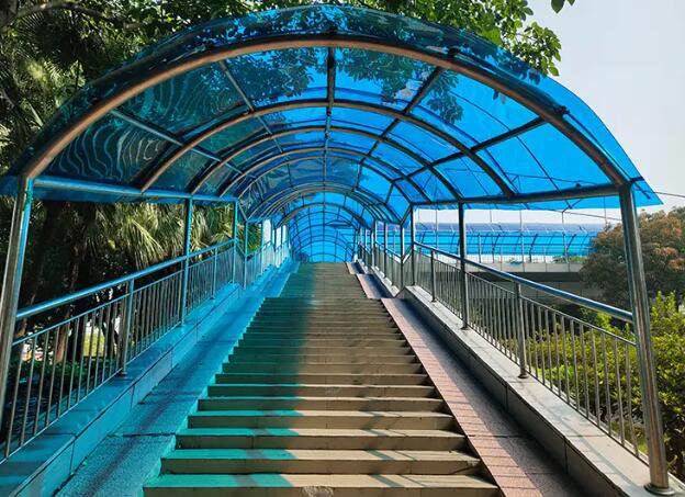 PC耐力板雨棚車棚和玻璃雨棚哪個更好？