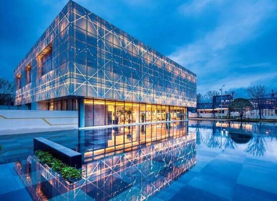 pc耐力板幕墻和鋼化玻璃幕墻哪個(gè)好？